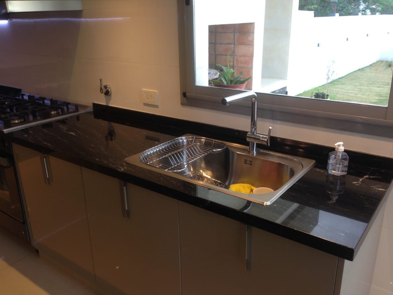 Granito Ebony Cristal - Revista Estilo Propio | Arquitectura y Diseño